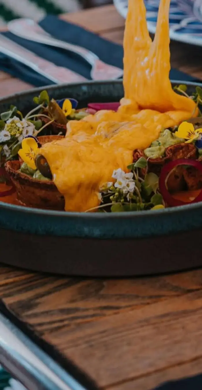 Raclette polewane na talerz na tarasie